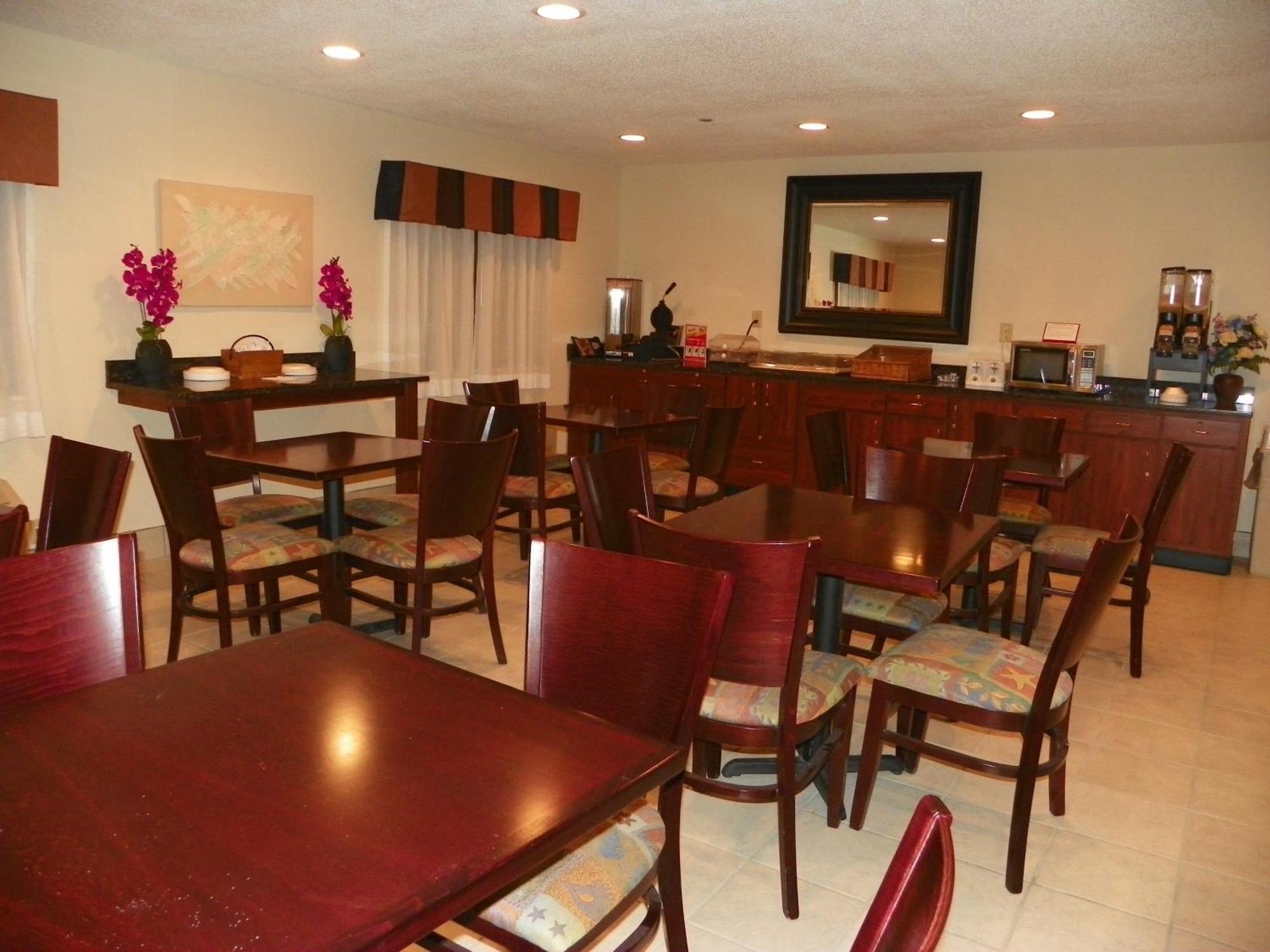 Royalton Inn&Suites Upper Sandusky Exterior foto