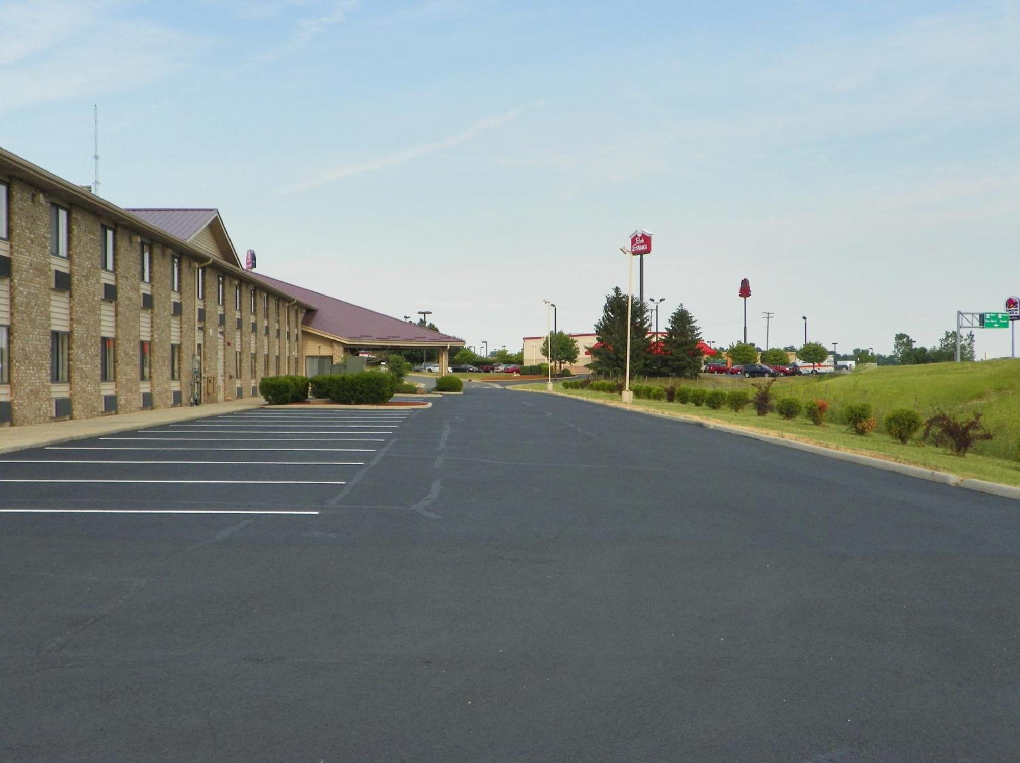 Royalton Inn&Suites Upper Sandusky Exterior foto